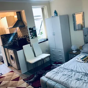 Self-contained Studio Flat Bathrooms Kitchens Upgrade Locations To Centre 15 Minutes Walking Distance Universities Queen Hospitals Hospitals Apartment Nottingham
